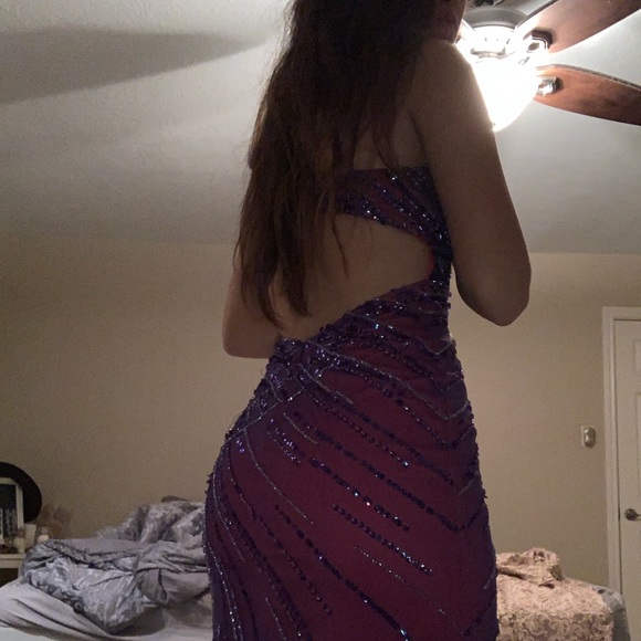 Beautiful dress ! Size 0-2 tight fitting pictures don’t give justice at all a - Picture 3 of 3